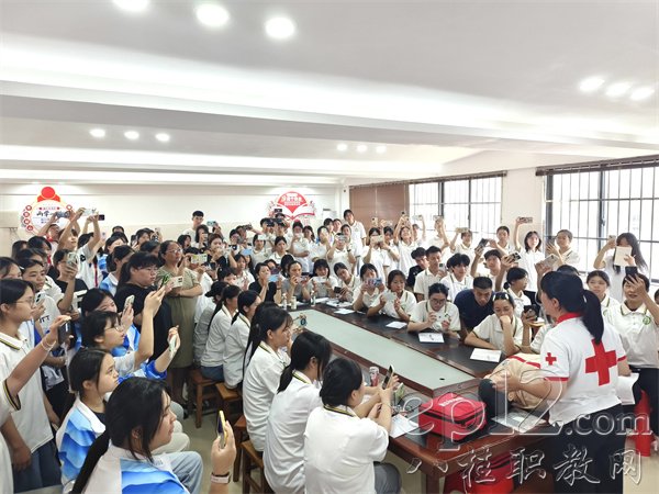 师生积极参与活动