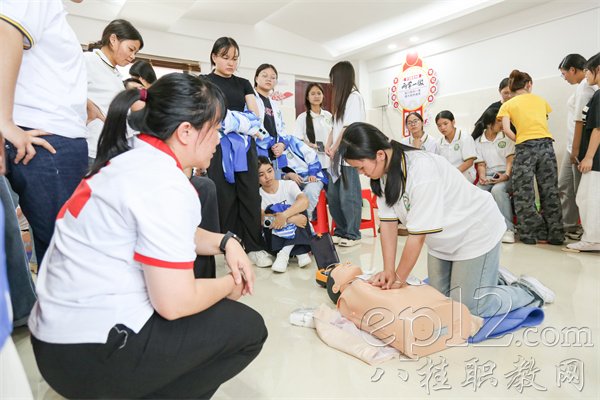 学生进行心肺复苏（CPR）实操考试