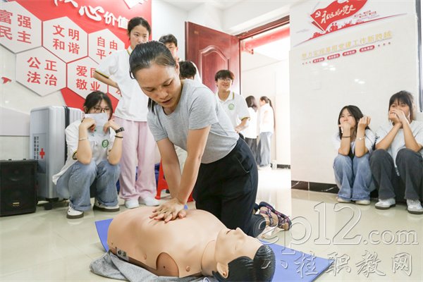 教师进行心肺复苏（CPR）实操考试